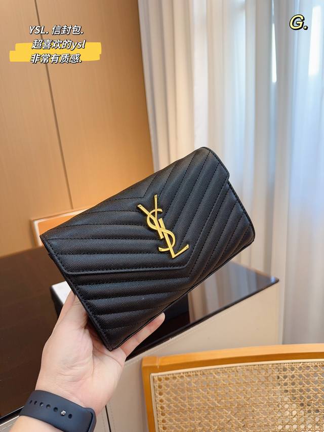 配礼盒包装 圣罗兰ysl 信封包 专柜新品 明星款 据说上市不到一个月被抢空 超多博主推荐 保留了ysl一贯的摇滚精神 走的都市随性风 值得打call 要不要太