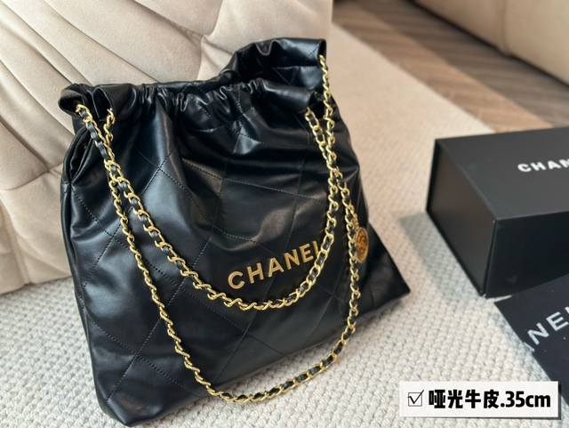 哑光牛皮 Size 35Cm 太好搭配了呜呜呜 Chanel 22Bag 更酷哦 升级后皮子摸着更舒服 更雾面哑光一点 软软糯糯的质感超级舒服 搜索 小香家 垃