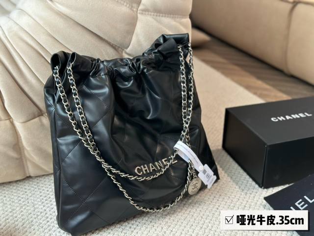 哑光牛皮 Size 35Cm 太好搭配了呜呜呜 Chanel 22Bag 更酷哦 升级后皮子摸着更舒服 更雾面哑光一点 软软糯糯的质感超级舒服 搜索 小香家 垃