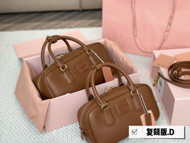 配盒 Size 22*11Cm 27*13Cm Miumiu保龄球 公文包 包包甜度刚好 很难不爱啊啊 可手拎也可斜挎 绝对不是小废包哦容量足足的 出场就是mi