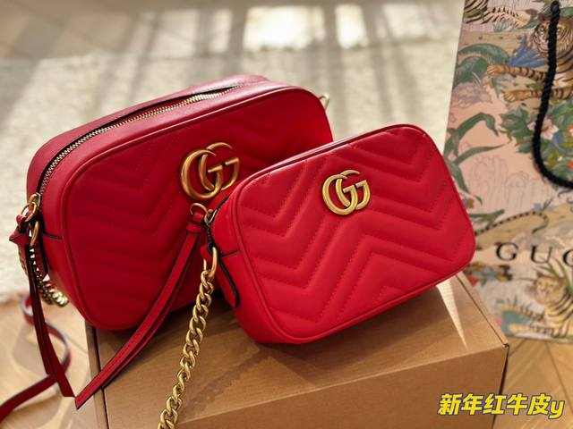 配盒 Gucci Marmont 相机包 看了很久决定还是买经典款的 后来还是觉得mini更精致一些 容量也够 不得不夸一下mini这个容量气垫粉饼口红纸巾充电