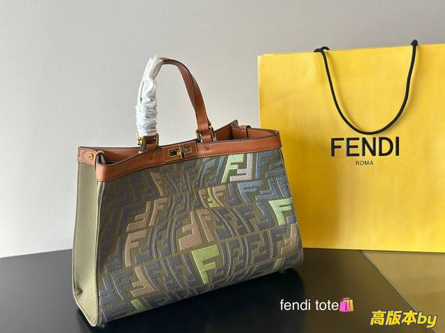 尺寸 41*27Cm F家 Fendi Peekabo 购物袋 经典的tote造型 但是这款最大的特点 手提腋下