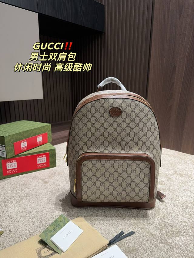 尺寸32.38 酷奇gucci 男士双肩包 休闲时尚 高级酷帅 经典配色 彰显品牌的标志性风格 Logo的点缀 展现品牌的时尚气息与独特魅力 经典款式 永不过时