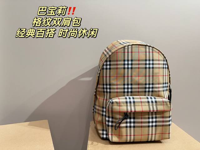 尺寸34.42 巴宝莉burberry 格纹双肩包 超高辨识度的巴宝莉格纹 品牌logo的装饰瞬间提升逼格 特别吸睛 肩带的设计很舒服 宽度刚刚好 包包的容量也