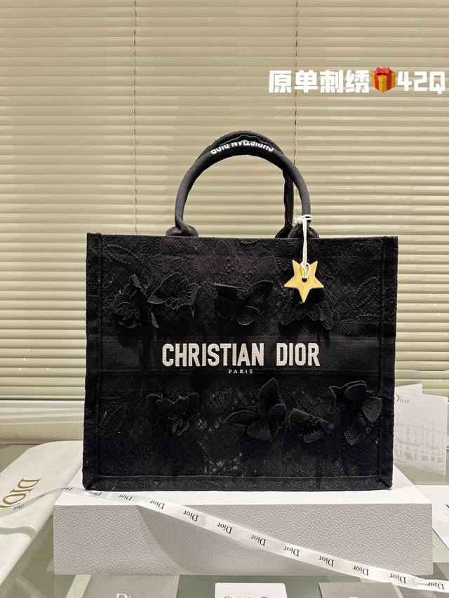 原版布 Dior 星座系列黑色中号tote 包购物袋 这款book Tote 手袋由 Dior 女装创意总监玛丽亚茜娅蔻 丽 Maria Grazia Chiu