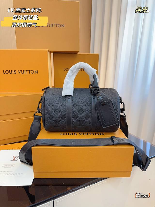 配折叠礼盒 Lv X Nigo Keepall Xs 25 枕头包 手袋是一款理想的都市手袋 标志性的造型与经典的 Monogram 帆布 加之多种携带方式和奢