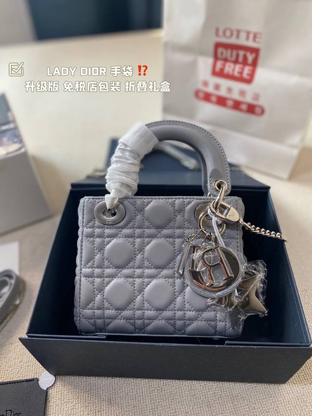 Lady Dior 手袋 升级版五金跟原版一样不会晃动 这款 Lady Dior My Abcdior 手袋集中体现了 Dior 对典雅和美丽的深刻洞见 采用羊