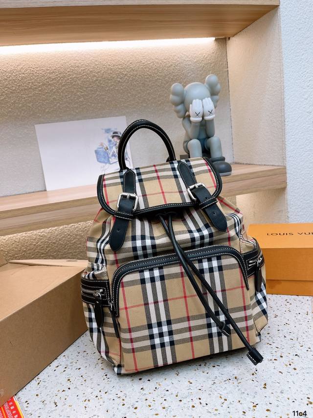 Burberry The Rucksack军旅双肩背包 #巴宝莉双肩包# Burberry究竟rucksack背包怎么来设计灵感源自品牌20世纪初的经典军装造型