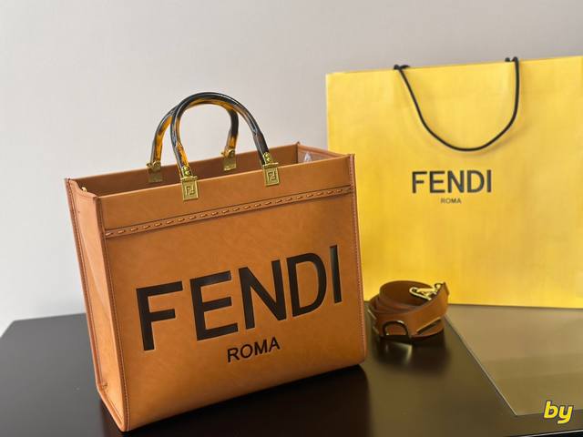 尺寸 36Cm F家 Fendi Peekabo 购物袋 经典的tote造型 但是这款最大的特点 手提腋下