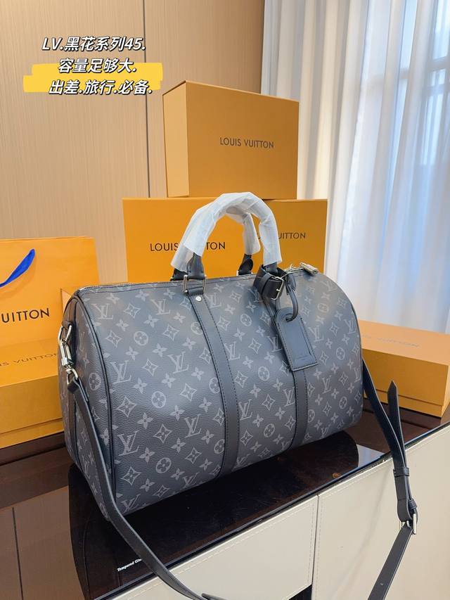 Lv 路易威登联名款keepall45斜跨包旅行包 一只帅气能装的旅行袋 时尚爆发款火热来袭 经典设计大气可观男女通用款 包包采用原版皮质 超级厚实 耐磨 耐用