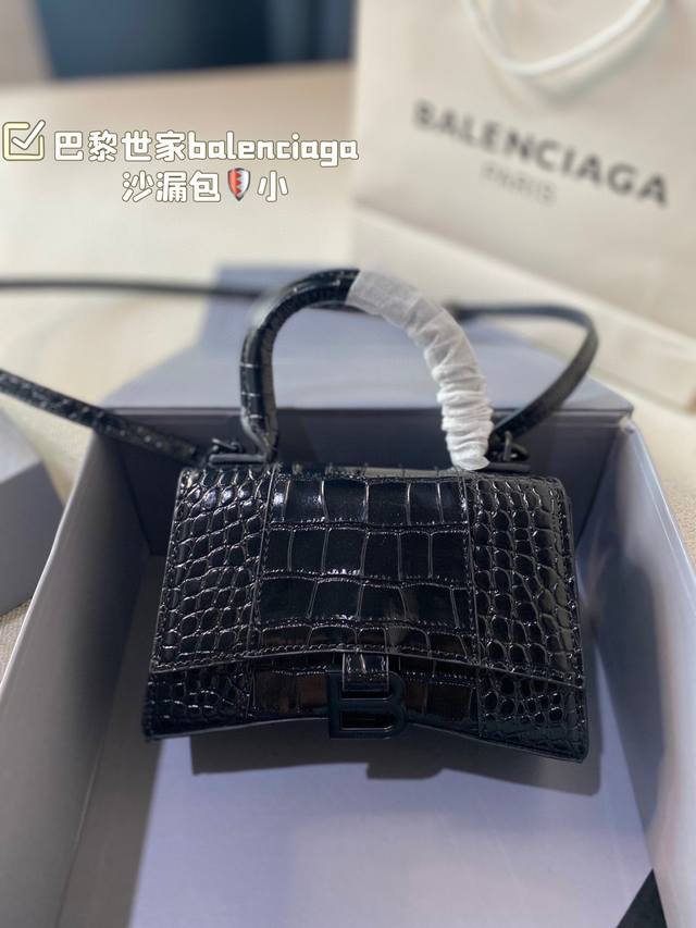 配折叠盒子巴黎世家balenciaga 新款 沙漏包 最新走秀款来啦专柜限量上市 娱乐周刊主推款 超正点 原版内里 高端时尚 潮爆全球潮范儿们跟上脚步吧 喜欢的