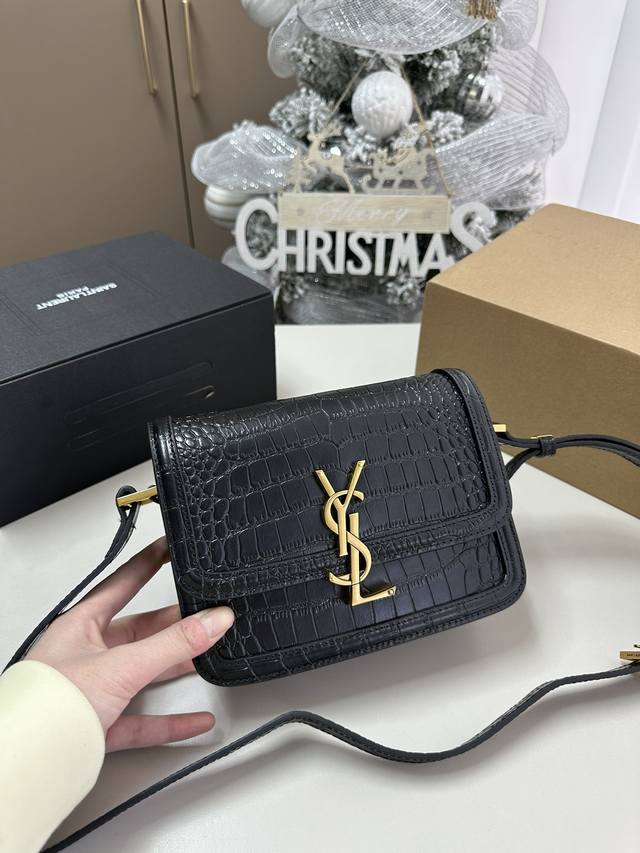 圣罗兰 Ysl豆腐包 It Bag_必火爆款 Ysl Solferino 手感及皮面的柔韧度都非常好 全新设计的 L 字母上下对半开扣 L-223A尺寸 18.