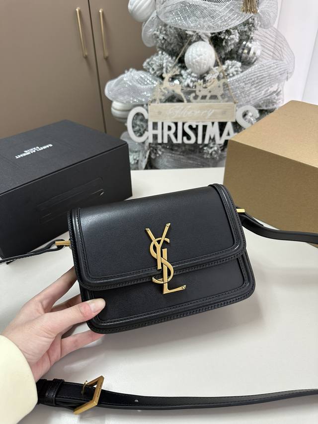 圣罗兰 Ysl豆腐包 It Bag_必火爆款 Ysl Solferino 手感及皮面的柔韧度都非常好 全新设计的 L 字母上下对半开扣 L-223A尺寸 18.