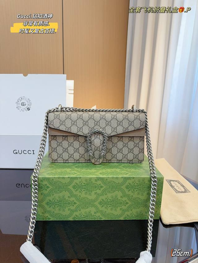 配飞机折叠礼盒 Gucci 古奇 新款 酒神链条包名字来源于古希腊罗马神话中的酒神 虽为手袋界的新秀 但即使是在it Bag层出不穷的今天 经典包款里也有它一席