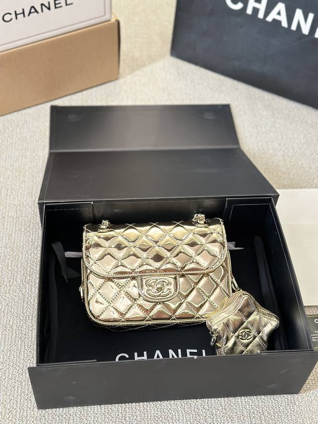 配挂件 Chanel 口盖包 Chanel 慵懒随性又好背 上身满满的惊喜 高级慵懒又随性 彻底心动的一只 Size 20 15Cm