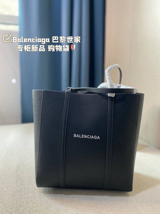 Balenciaga 巴黎世家专柜新品 购物袋独家上市 特别好看 夏天必备 店主自留款太好看啦 超大容量 喜欢的美妞抓紧自留啦 尺寸37*30