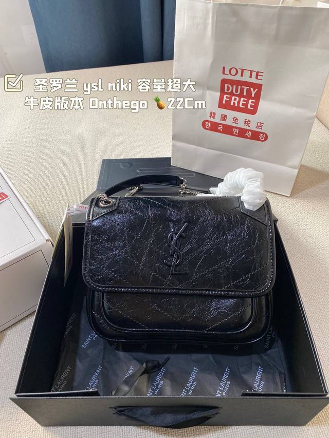 牛皮版本 小号 圣罗兰 Ysl Niki 容量超大 出去逛一天什么都可以放进去背法也很好看 黑色真的是跟各种颜色的衣服都很搭 之前一直在onthego和这个之间