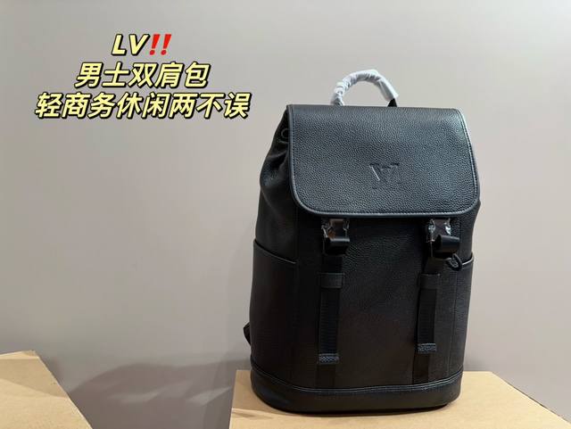 尺寸31.41 Lv 男士双肩包 手感细腻 质感十足 轻商务休闲两不误 设计简约大方 无论是上班族还是大学生 都能轻松驾驭 让你的生活更加便捷 更加时尚