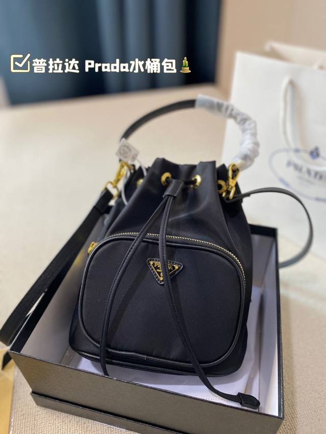 礼盒包装 Prada水桶包 尺寸19*23Cm 肩带可调节长短 夏日轻便出行 推荐