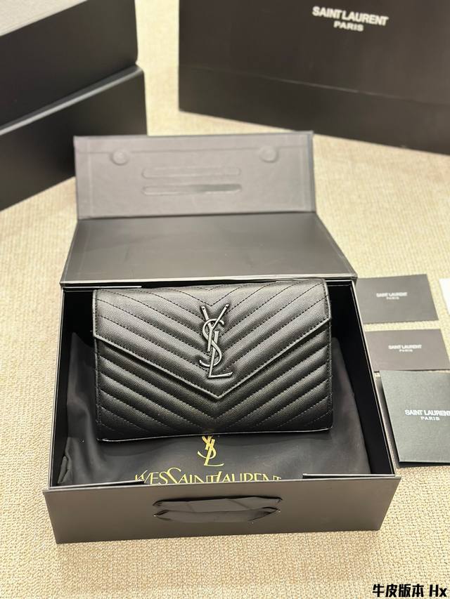 牛皮版本 Ysl Woc链条包信封包ysi家当之无愧的入门经典款 超级耐燥这个皮质真的是我最爱的皮质之一不怕刮牛皮的纹理也有质感 相比金链我更喜欢链非常耐看 链