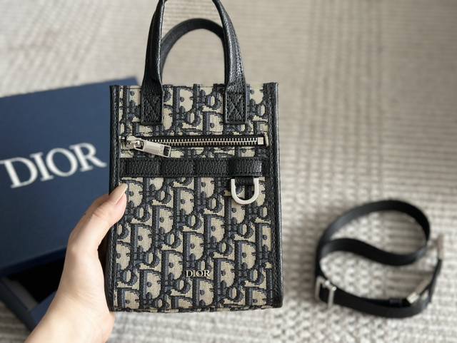 Dior 23新款book Tote手机包 包包 本次的包包造型更小巧可爱搭配肩带可手拎可肩背此次有高定oblique印花2款 真的很喜欢 19*14Cm