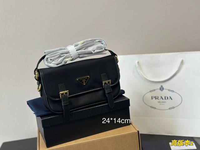 男女都能驾驭prada邮差包 上身效果这么好prada邮差包 Vintage款帆布拼皮 包身轻便 有设计感少见款 经典又有辨识度 不会轻易撞包黑金配色 绝了 无