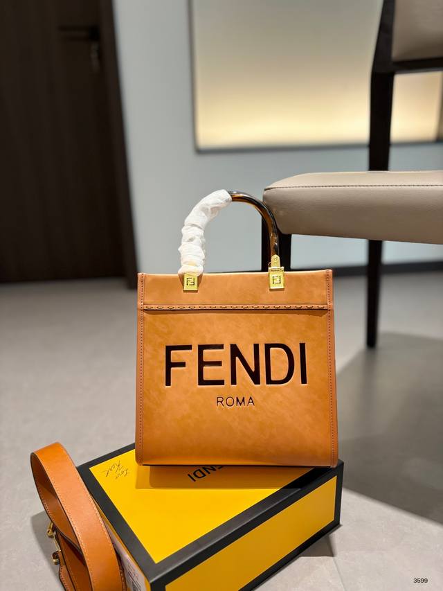 小号 折叠盒尺寸25.24 芬迪fendi 托特包 玳瑁手柄 高级感十足 小小的冲击感中又带有精致与质感 打造冬日棕色复古风外观够简约 随便搭配一身 出门立马是