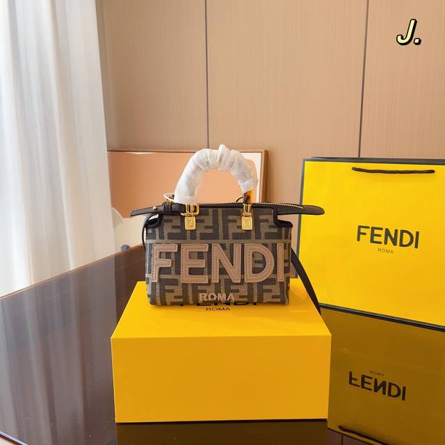 配折叠礼盒 Fendi 芬迪 新款by The Way 迷你手提拉链波士顿 单肩斜挎枕头包 尺寸 18*9*13Cm