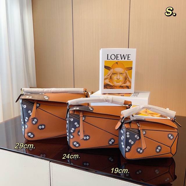 配礼盒包装 罗家 Loewe 从此多一只 Bag 罗家几何包家族的包粉们肯定都乐开了花 经典几何包又要凭借迷你包大肆吸粉啦 这次我们来种草这款包 看看是否值得g