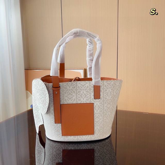 Loewe 提花布老花大象tote 手提包 这才是罗意威最值得入的中古包吧 太好装了容量很大出差旅行必备的大包首选真的很小众因为这一只是中古包所以很少见 但是真