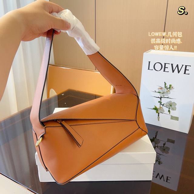 配礼盒包装 Loewe罗意威肿么了竟然出puzzle腋下包 Loewe最近又放大招哈 推出全新puzzlehobo腋下包 它的出现直接让各位宝们按耐不住了 Pu