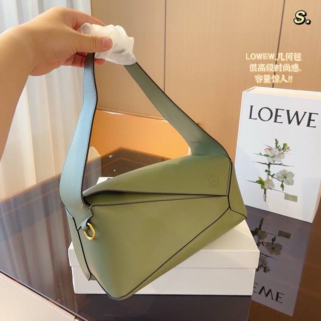 配礼盒包装 Loewe罗意威肿么了竟然出puzzle腋下包 Loewe最近又放大招哈 推出全新puzzlehobo腋下包 它的出现直接让各位宝们按耐不住了 Pu