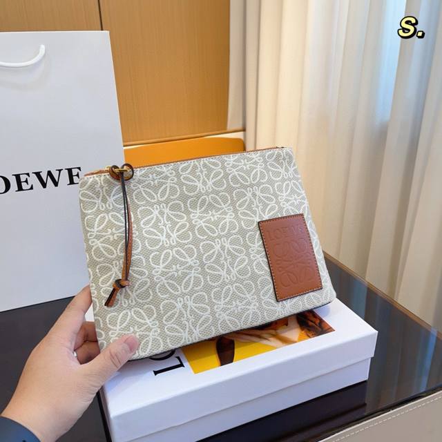 配礼盒 Loewe 罗意威 腋下包 520限定手袋 甜而不腻的日常搭配 颜值质感被拿捏住了 凹造型必备 尺寸 28*6*19Cm