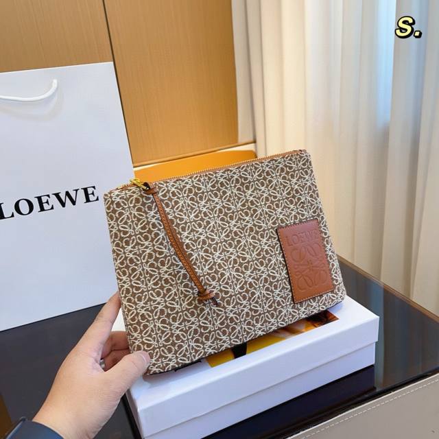 配礼盒 Loewe 罗意威 腋下包 520限定手袋 甜而不腻的日常搭配 颜值质感被拿捏住了 凹造型必备 尺寸 28*6*19Cm