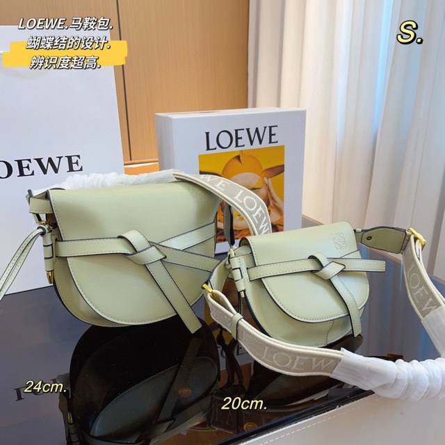 配礼盒包装 Loewe 罗意威 Bag马鞍包斜挎包 Loewe Gate蝴蝶结包包包盖上的绳结让整体有着恰好的时髦比例 有一种法国特有的浪漫与时尚感 感觉gat