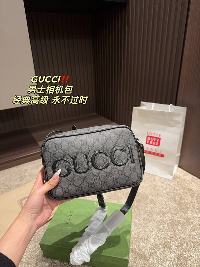 配盒尺寸22.15 酷奇gucci 男士相机包 经典配色 彰显品牌的标志性风格 暗纹logo的点缀 展现品牌的时尚气息与独特魅力 经典款式 永不过时 让你随时散