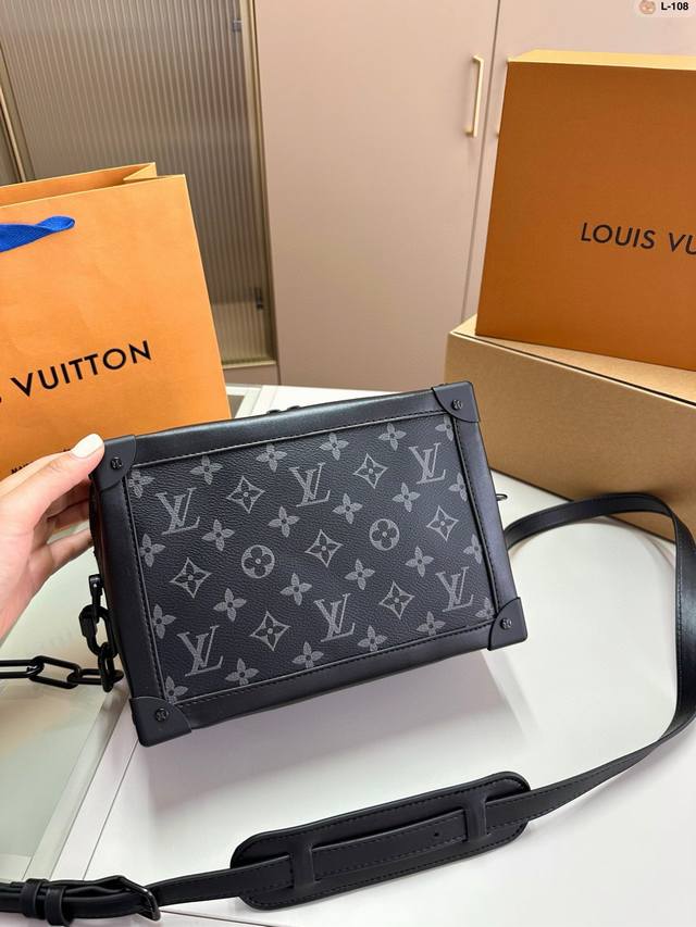 Lv Soft Trunk 软盒子 Lv软盒子系列可以说是 Virgil Abloh担任设计总监时期的代表性作品了 链条的设计给lv传统老花带来了浓厚的潮牌气息