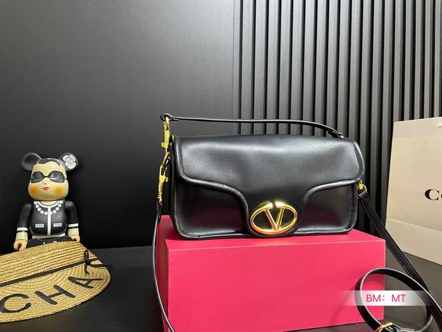 配折叠盒子 华伦天奴valentino女士 Valentino 秀款 Black Tie Valentino Letter Bag 来自valentino 的信