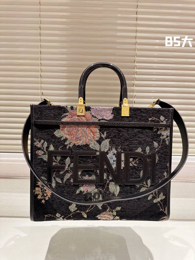 芬迪logo托特包fendi Tote 好看又酷炫的芬迪包包 渐变logo的设计 Fendi托特包 阳光手提袋 字母蛇皮logo手工缝线设计 玳瑁双手柄是整个包