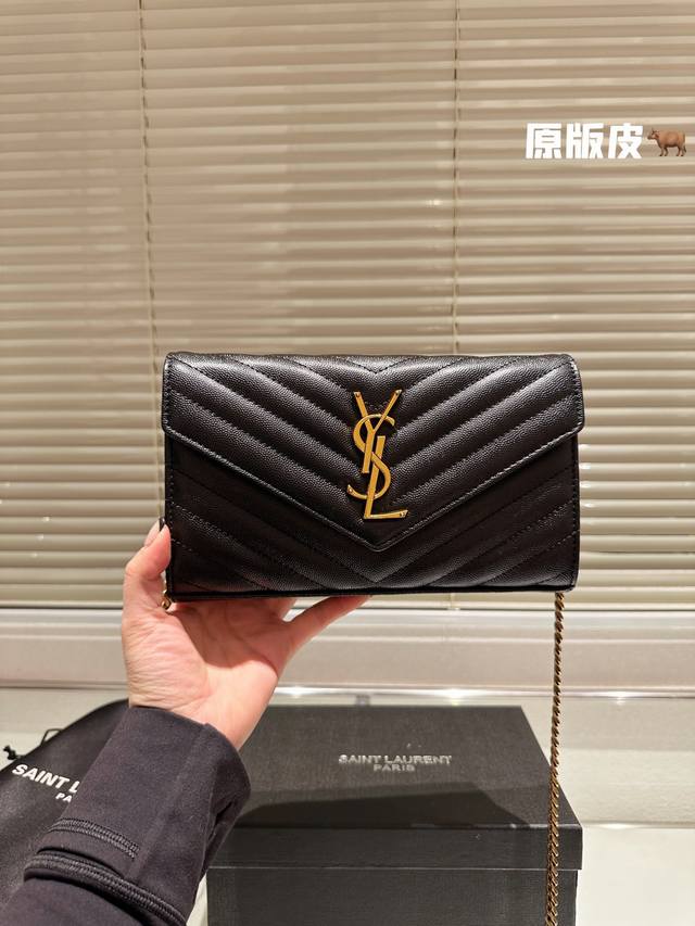 头层牛皮 Ysl 链条包 慵懒随性又好背 上身满满的惊喜 高级慵懒又随性 彻底心动的一只 Size 23Cm