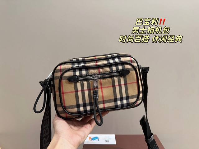 折叠盒尺寸21.14 巴宝莉burberry 男士相机包 超高辨识度的巴宝莉格纹 品牌logo的装饰瞬间提升逼格 特别吸睛 肩带的设计很舒服 宽度刚刚好 包包的