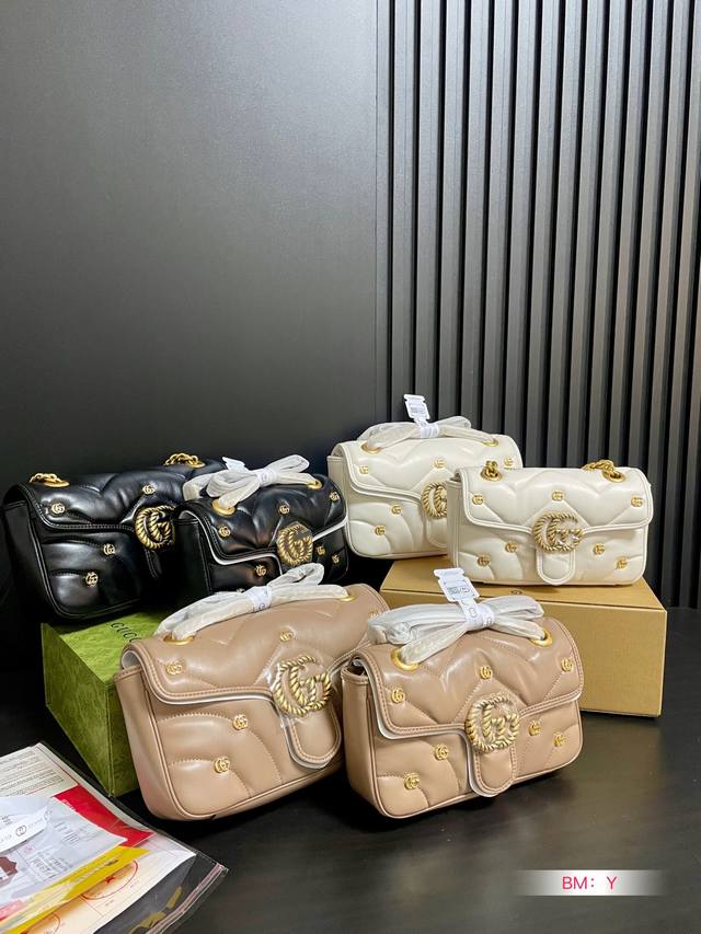 小号 大号 配折叠礼盒 Gucci Marmont链带肩背包采用颇具结构感的柔软造型和超大号翻盖封口配以双 G 金属配件可滑动链条肩带有多种背法 可在肩背和手提