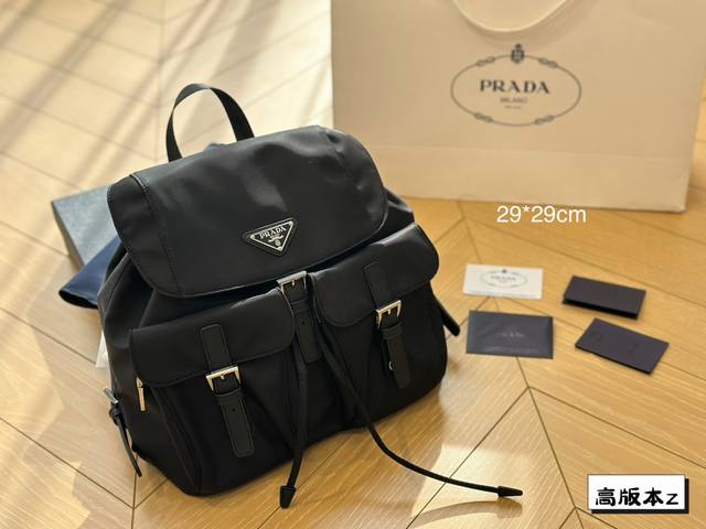 尺寸29*29Cm 普拉达prada 尼龙双肩包 降落伞布料非常轻盈耐磨 背上身一整个阳光活力又年轻