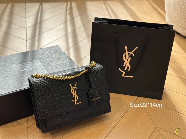 折叠盒 浪漫都市 圣罗兰ysl Sunset日落包圣罗兰ysl Sunset日落包真的是精致浪漫的代名词 低调不张扬流畅的线条 挺阔的包型 硬朗的风格 黑色光面