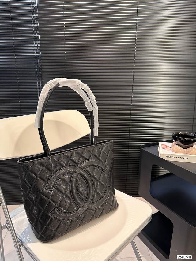 金球最值得入的包包前60名希尔顿 希尔额 原英文名 Chanel Cavlar Metallion Tote Bag 被网红鼻祖帕里斯希尔顿大小姐带火 因此得名