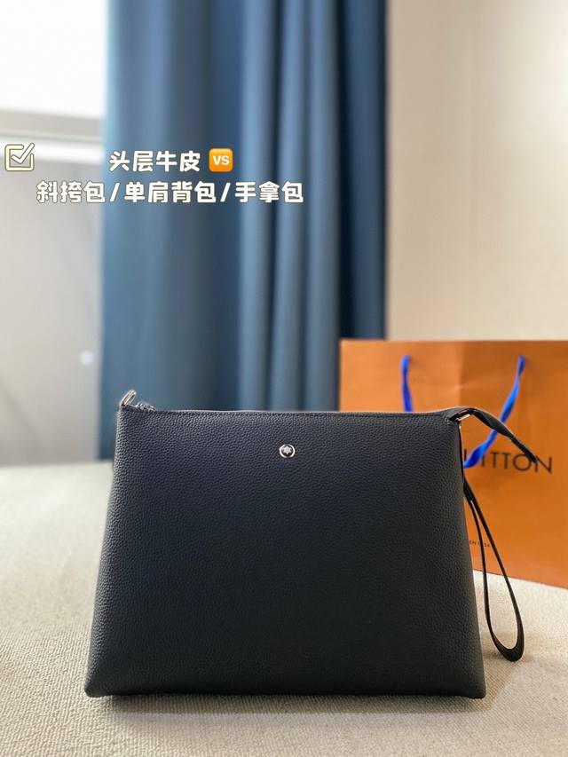 Montblanc 万宝龙配礼盒 材质 头层牛皮 用途 斜挎包 单肩背包 手拿包 规格 29 20 3Cm 整包采用进口意大利头层摔纹牛皮 结实耐用 皮质硬度偏