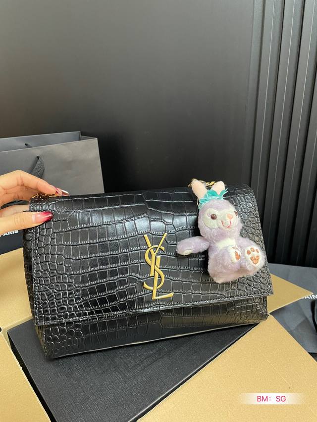 牛皮 配折叠礼盒 Tote通勤包ysl Niki 这只ysl Niki Shopping Bag 完美的可以装下包口有吸铁石封口 地铁_上也相对安全 我觉得对大