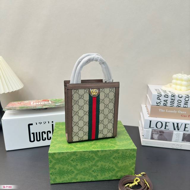 复刻版 牛皮 全套包装 Gucci 新款mini Tote 老花 拼棕边 方正包型 复古 年轻 很酷 很好搭配衣服 这一枚侧面够宽 容量很足 可以肩背 手提 肩