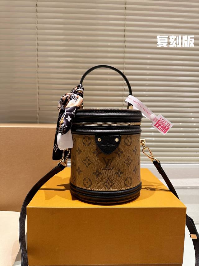 原单 发财桶 全套包装 今日盐上身的是这款 Lv Cannes圆筒包 俗称饭桶包饭盒包,拼色老花款是最难买的 造型小巧精致,拎在手中超显气质 也可以单肩斜挎,圆