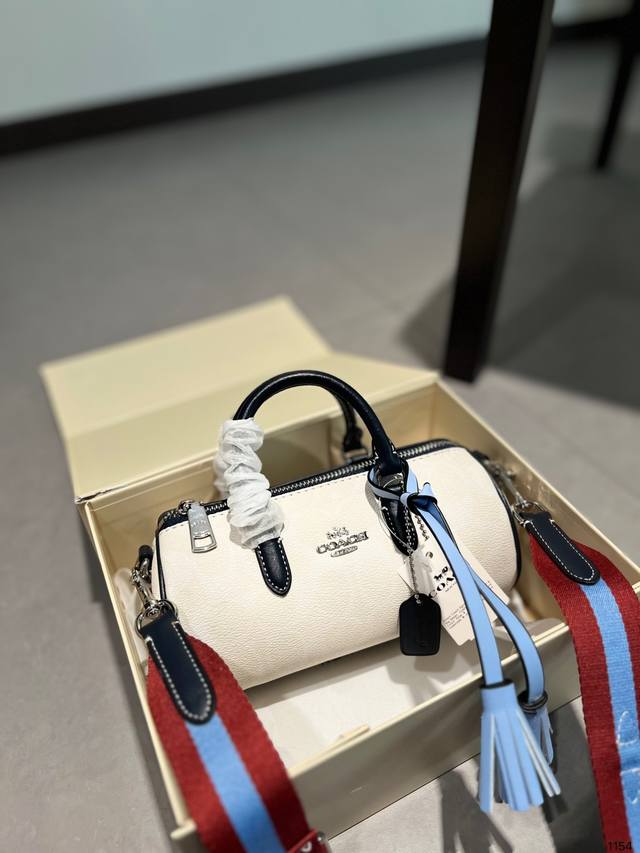 Coach 新上 Lacey 笔筒包 姒蔻驰笔筒包来啦 Coach Lacey Crossbody 复古小圆筒造型 复古潮流即视感加上年轻的时尚元素很有感觉 复